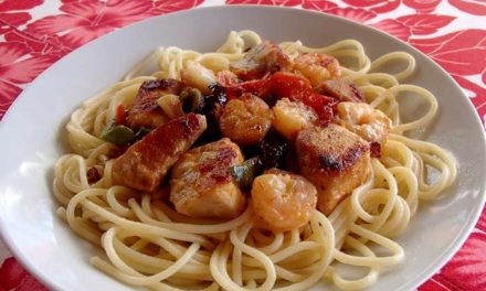 Spaghetti au thon et aux crevettes, sauce au poivron