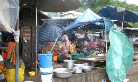 Déjeuner au marché de Mamoudzou, Mayotte